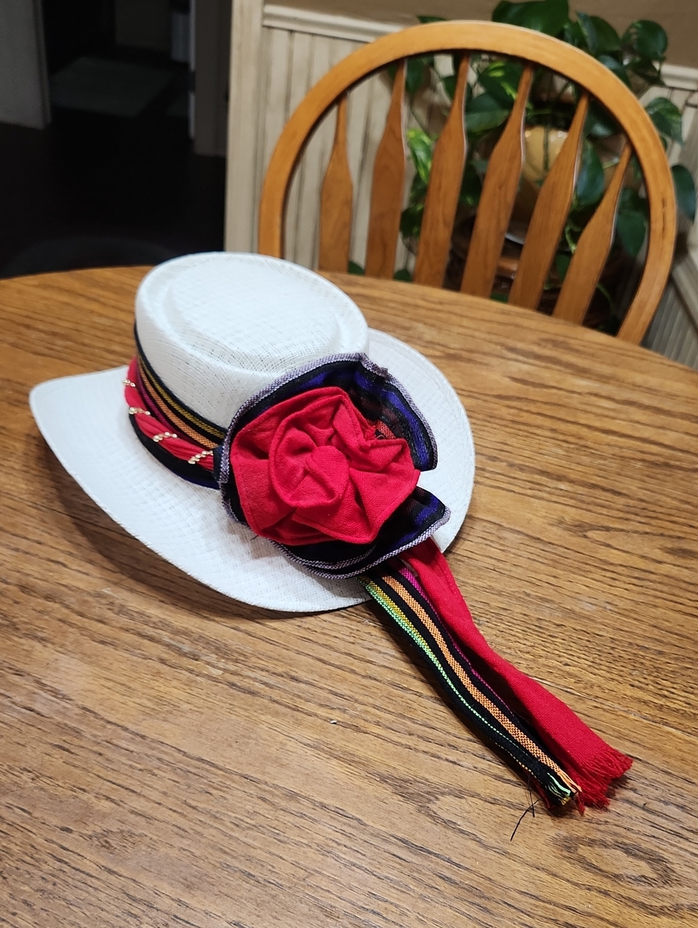 Hechoen White Hat with Red Flower and Multicolor Band